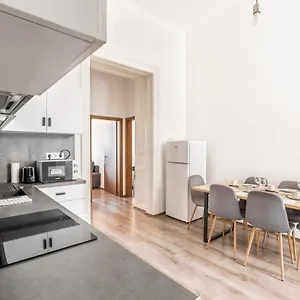  Apartment Lovely Urban Retreat -