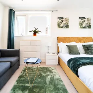 luxury-greenwich-2bed-2bath-apt-sleep-6-guests-5mins.brighton-hotels-england.com/