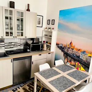  Apartment Margaret & Violet - Stylish Downtown In